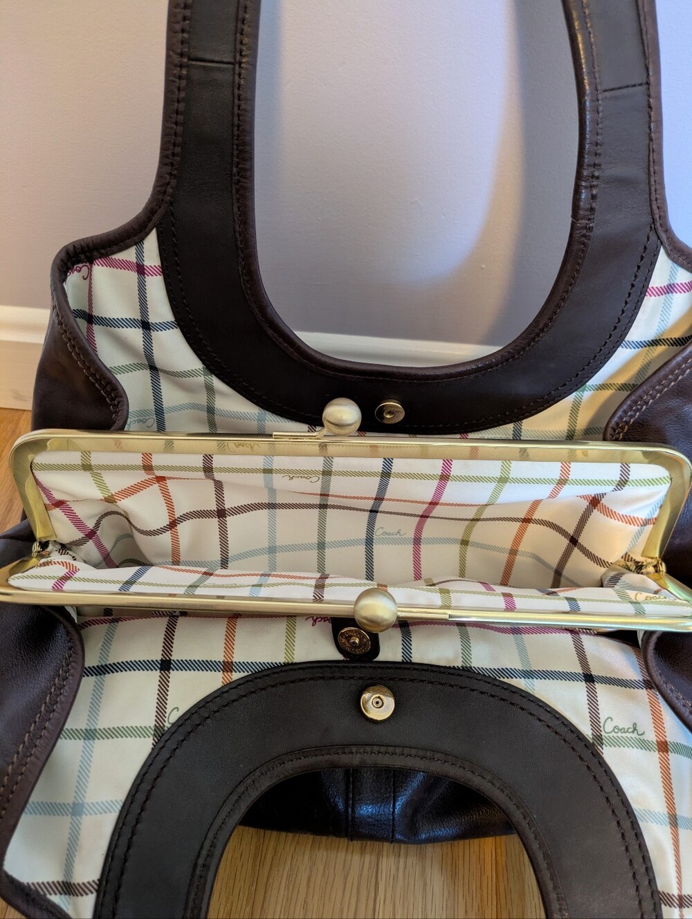 Coach Leather Kisslock Purse. - Picture 4 of 12